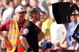 爱游戏app-转折点！曼联内部沟通；英超窗口期攻防权衡；气氛紧张；赛程密集仍需轮换(英超争冠曼城与阿森纳互不相让)